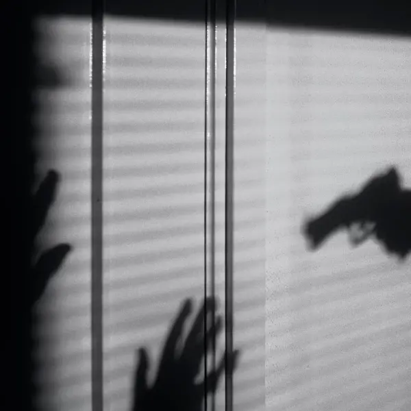 Dwóch szkoleniowców podczas walki w pomieszczeniu forsuje drzwi